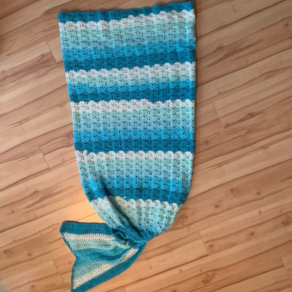 🧜‍♀️ Hand-Knitted Mermaid Blanket